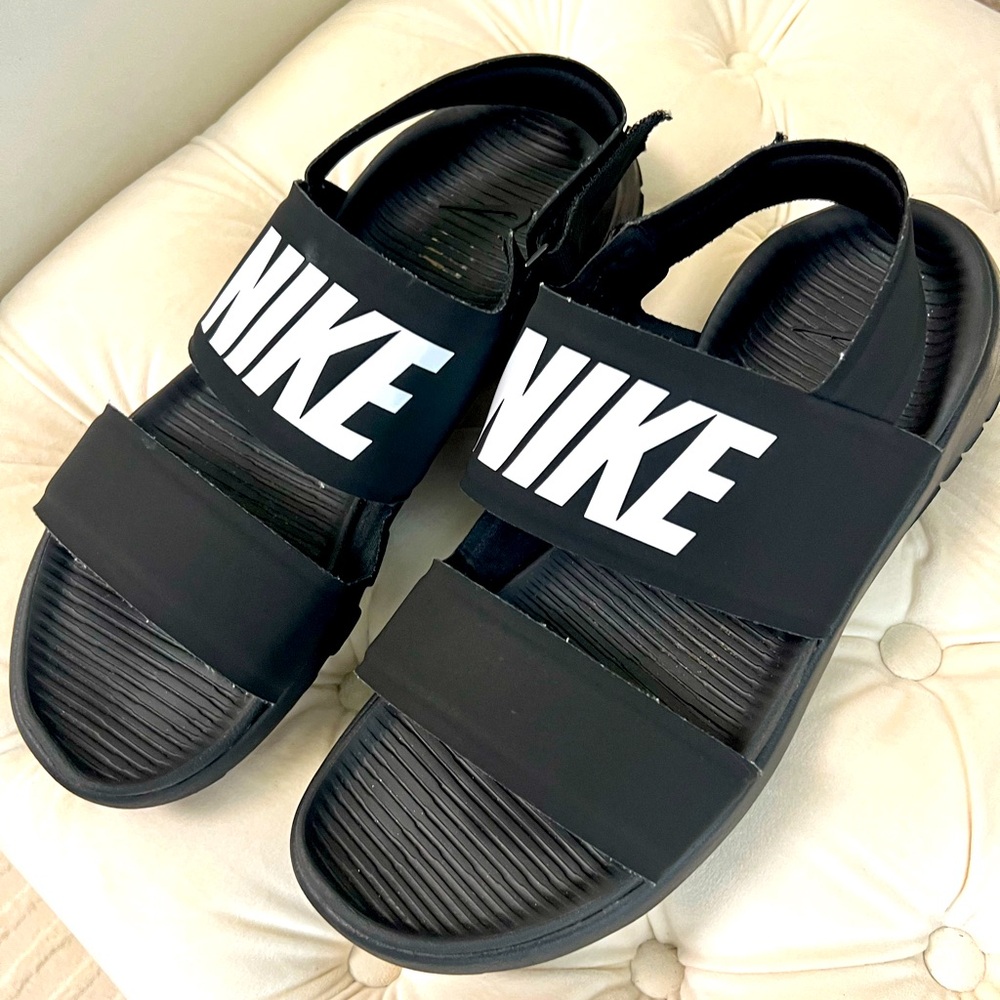 Nike Black Slide Sandals Sporty Design